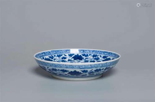 A BLUE AND WHITE DISH QING DYNASTY, QIANLONG PERIOD