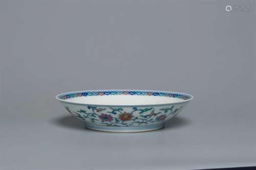 A WUCAI AND BLUE AND WHITE DISH QING DYNASTY, DAOGUANG PERIO...