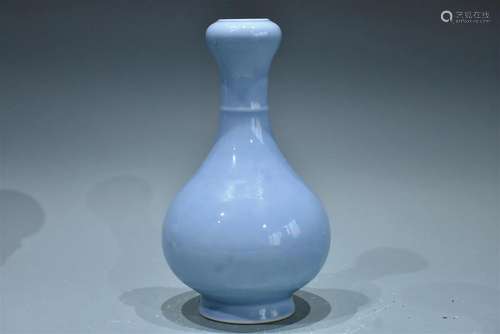 A PALE BLUISH-WHITE-GLAZED VASE LATE QING DYNASTY