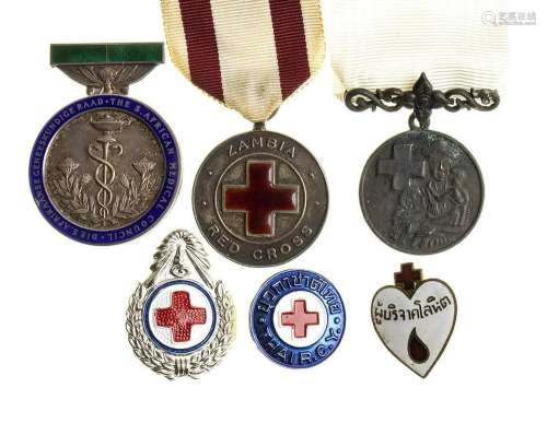 INTERNATIONAL LOT OF MEDALS AND BADGES DIFFERENT SIZES AND M...