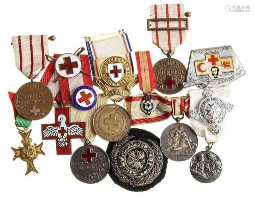 INTERNATIONAL A LOT OF 15 BADGES AND MEDALS DIFFERENT SIZE A...