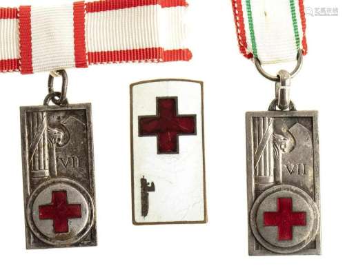 ITALY, KINGDOM TWO SILVER MEDALS AND A VOLUNTARY NURSE BADGE...
