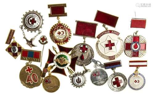 URSS LOT OF RED CROSS BADGES METALS AND MISCELLANEOUS DIMENS...