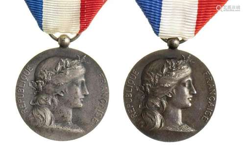 FRANCE A LOT OF TWO MEDALS, ONE CASED SILVER 26 MM A LOT OF ...