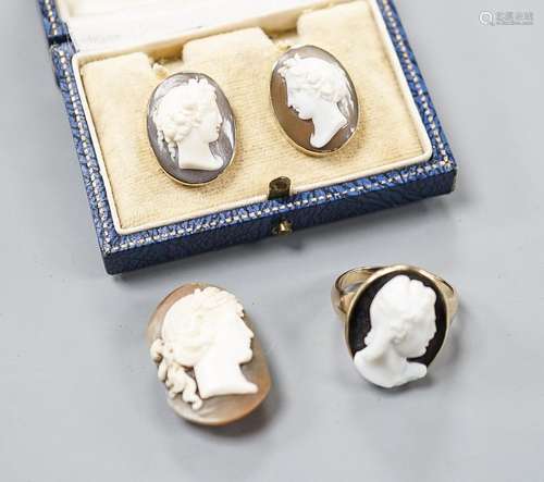 A yellow metal and hardstone set cameo ring, size J (a.f.), ...