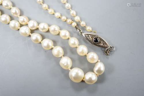 A single strand graduated baroque cultured pearl necklace, 5...