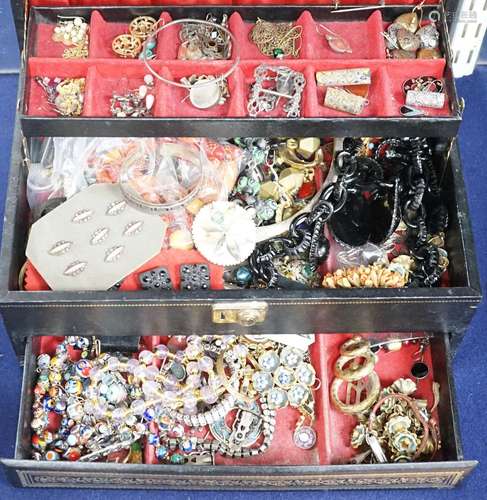 A quantity of assorted mainly costume jewellery, including V...