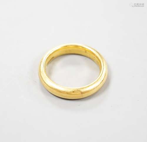 A 22ct gold wedding band, size K/L, 8.3 grams.