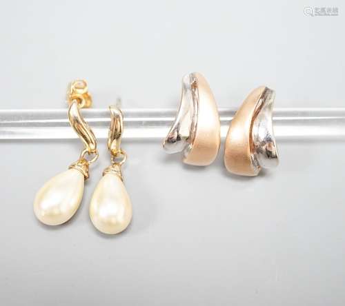 A modern pair of two colour 14k earrings, 4.1 grams and a pa...