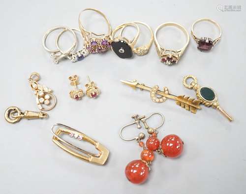 Mixed jewellery including four 9ct and gem set rings, a 585 ...