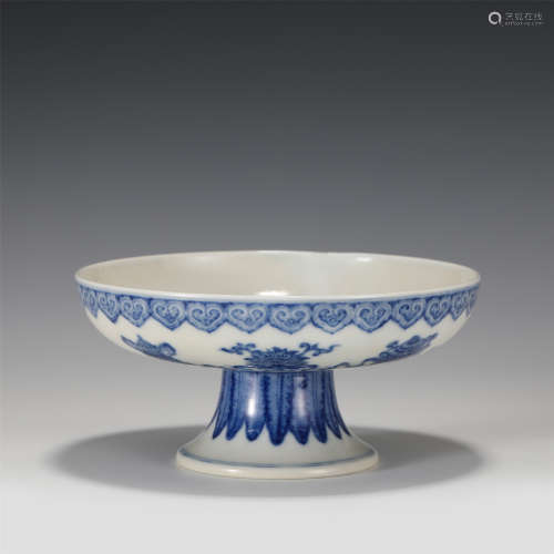 A CHINESE BLUE AND WHITE PORCELAIN FRUIT TRAY