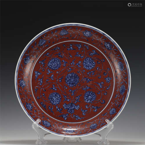 A CHINESE RED BACKGROUND BLUE AND WHITE PORCELAIN DISH