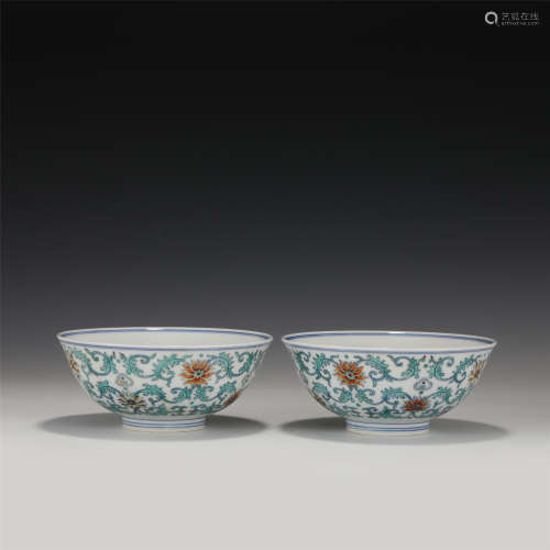 A PAIR OF CHINESE BLUE AND WHITE DOUCAI PORCELAIN BOWLS