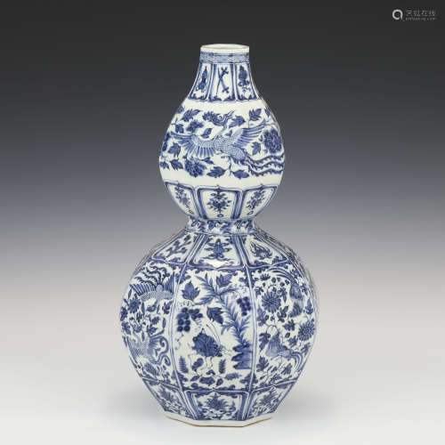 A CHINESE BLUE AND WHITE PORCELAIN DOUBLE-GOURD VASE