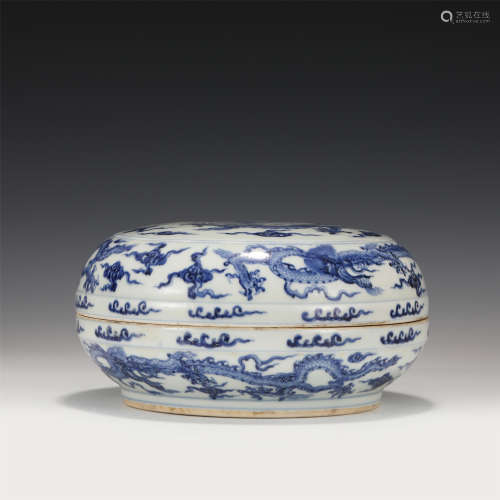 A CHINESE BLUE AND WHITE PORCELAIN DRAGON PATTERN ROUND BOX