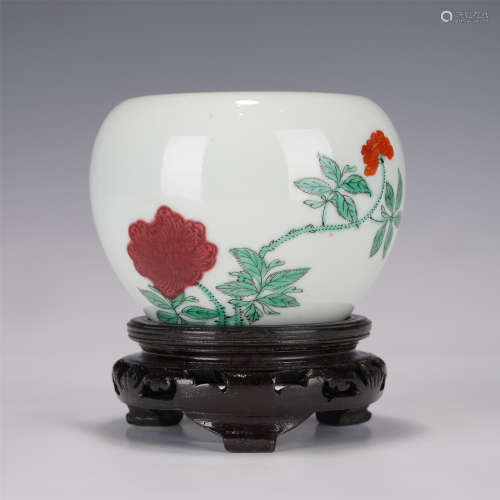A CHINESE WUCAI FLOWERS PORCELAIN JAR,QING