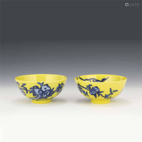 A PAIR OF CHINESE YELLOW GLAZED BLUE AND WHITE PORCELAIN BOW...