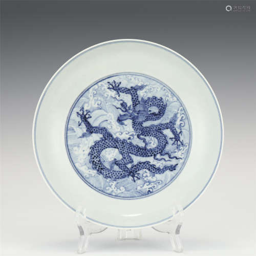 A CHINESE BLUE AND WHITE PORCELAIN PLATE