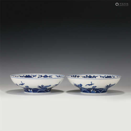 A PAIR OF CHINESE BLUE AND WHITE PORCELAIN FRUIT TRAYS