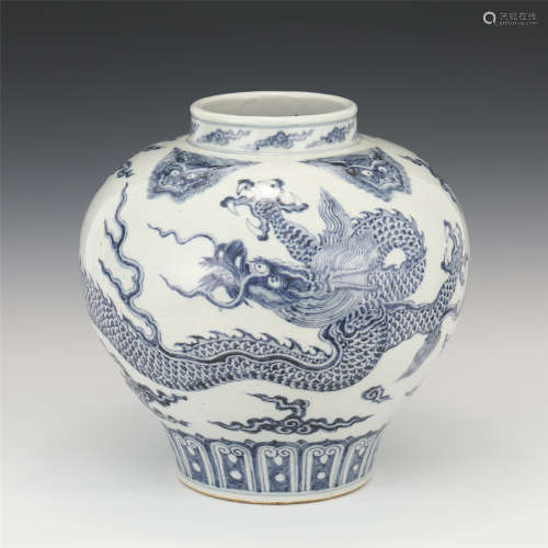 A CHINESE BLUE AND WHITE PORCELAIN DRAGON PATTERN JAR