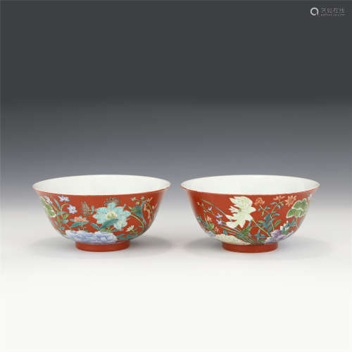 A PAIR OF CHINESE FAMILLE ROSE PORCELAIN BOWLS
