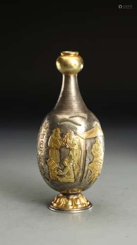 A GILT-DECORATED FIGURE GARLIC-SHAPED VASE