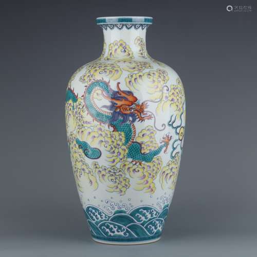 A  QIANLONG DOUCAI DRAGON VASE, MEIPING