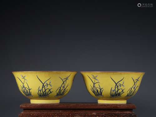 A PAIR OF FAMILLE ROSE YELLOW-GROUND BLUE STRIPE BOWLS