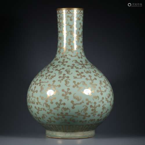 A  Guangxu  green glazepainted gold Hongfuqitian vase