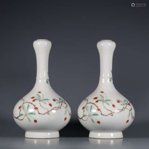 A PAIR OF  QIANLONG WUCAI VASES