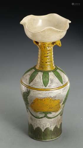 A COLOURED GLAZE FLOWER PAINTING VASE