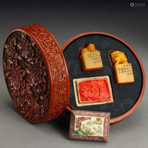 1954 A PAIR OF SHOUSHAN Shoushan STONE SEALS AND A PASTE BOX