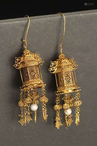 A PAIR OF GILT SILVER EARRINGS