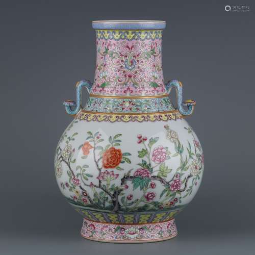 A  QIANLONG GREEN GROUND FLOWER VASE WITH TWO HANDLES