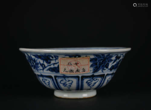 A blue and white 'floral' bowl