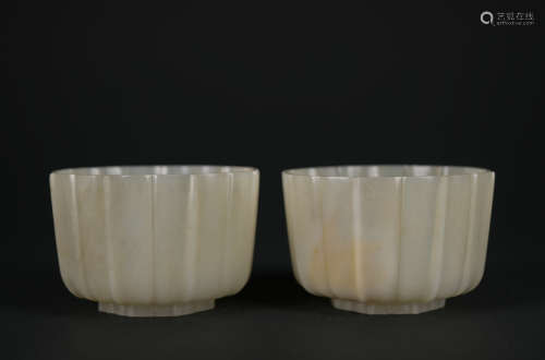 A pair of jade bowl