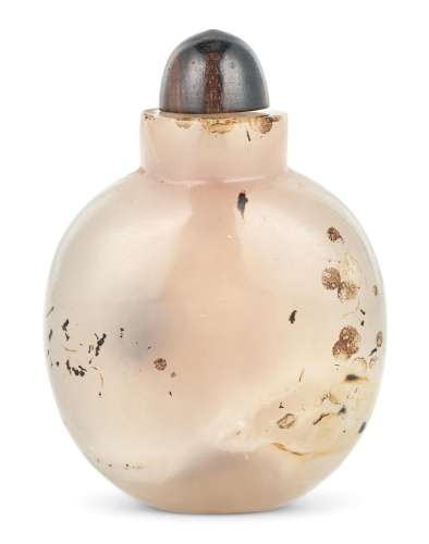A Chinese Chalcedony Snuff Bottle