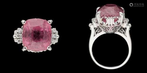 Bijou: Bague en or blanc agrémentée d'une rubellite de +...