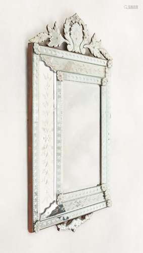 Meuble: Important miroir en verre taillé biseauté et gravé. ...