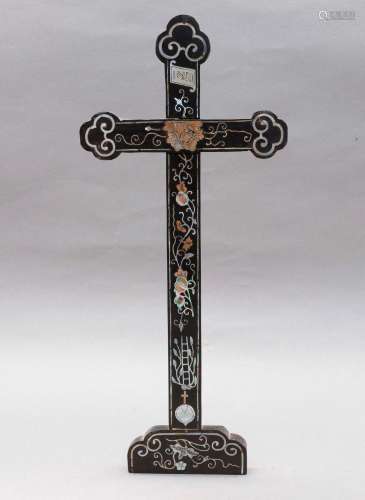 Crucifix de table aux terminaisons tréflées en bois indigène...