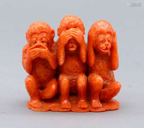 Groupe en corail orangé sculpté figurant trois singes assis ...