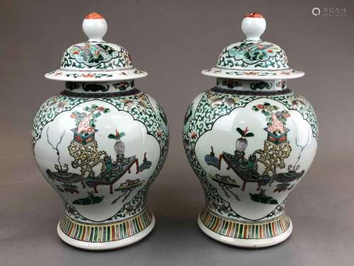 Paire (2) de vases couverts de forme balustre en porcelaine ...