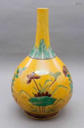 Vase de forme bouteille en porcelaine à couverte "sanca...