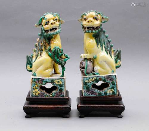 Paire de chiens de Fô en porcelaine à glaçure "sancai&q...