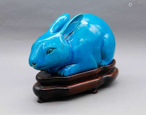 Statuette de lapin posé en porcelaine émaillée bleu turquois...