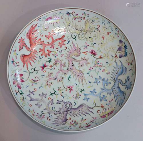 Très grand plat en porcelaine et émaux de la famille rose. I...