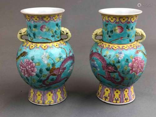 Paire (2) de vases en porcelaine et émaux de la famille rose...