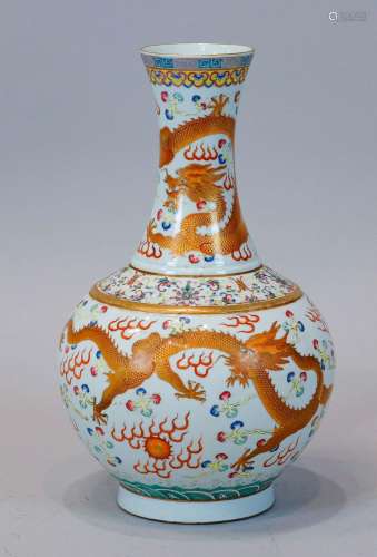 Grand vase de forme bouteille en porcelaine et émaux famille...