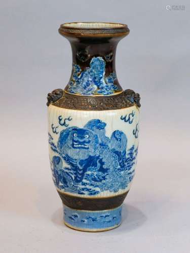 Beau vase de forme balustre en porcelaine de Nankin à décor ...
