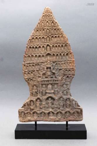 Plaque votive en terre cuite en forme de stupa habité de nom...
